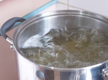 step3: 大鍋水煮滾後下少許鹽至水有鹹味，下意粉煮，時間按包裝指示的時間減約 2 – 3 分鐘避免炒後過熟