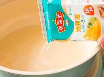 step5: 在鍋中加入史雲生清雞湯、水、蠔油、麻油和糖拌勻，以大火煮滾。