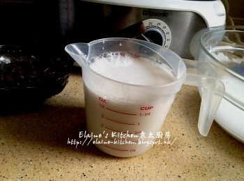 step13: 盛起待涼5分鐘後倒入粉漿內拌勻 , 再隔篩將粉漿篩一次去粉粒