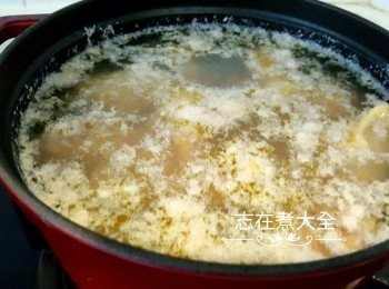 step1: 雞件汆水去除雜質，清洗乾淨備用