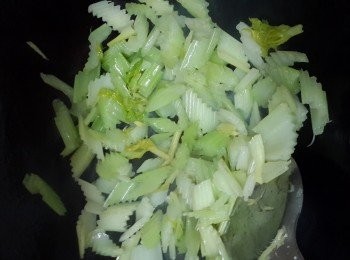 step8: 原鑊倒入西芹炒1分鐘