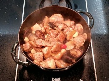 step8: 依序再將剛才的雞肉塊下鍋以中火做拌炒。