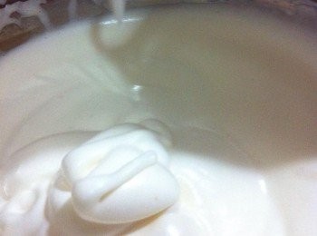 step6: 拿起打蛋器，蛋糊掉落不會容易下沉即為成功。