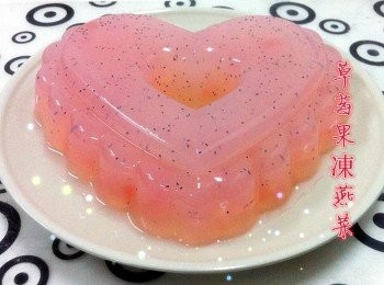 step3: 「Sweet Basil Seed」燕菜果凍微涼還沒有凝固之前加入，攪拌均勻。然後倒入模型帶凝固。置冰箱2小時即可享用。