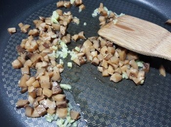 step7: 再加入已經蒸好的冬菇粒炒勻