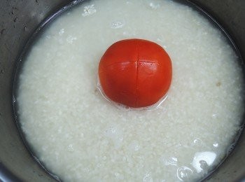step2: 兩杯米加三杯水，將整個番茄放入其中，外鍋一杯半水蒸熟