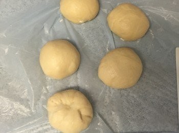 step3: 用手按壓麵團，擠出空氣。平均分成5個小麵團。滾圓後，蓋上發酵布，靜止15分鐘。(如無發酵布，可用濕布代替。)
