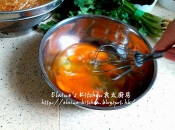 step7: 雞蛋拌勻成蛋液 , 2茶匙生粉加1/2份量水拌勻