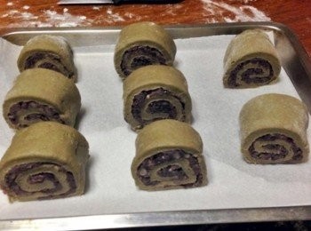 step12: 烤盤上鋪好烘焙紙，將八個小麵糰放置其上，各個麵團表面噴些水 (顏色因拍照角度與光線問題相差有點多lol)