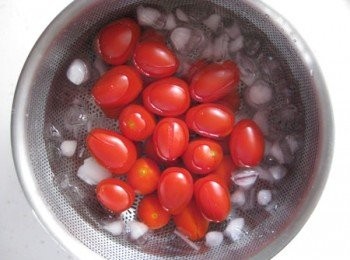 step2: 蕃茄去皮:：1. 小番茄於底部劃十字刀， 2. 將水煮沸後放入小番茄，待小番茄出現裂痕後取出泡入冰水中漂涼。