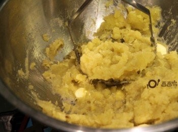 step1: <span class="group_1">地瓜內餡</span>地瓜去皮後放入電鍋蒸熟後取出，乘熱加入奶油壓成泥拌勻備用