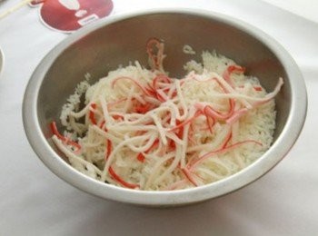 step2: 蟹肉棒滾水燙熟涼後撕成絲狀拌入白飯中。