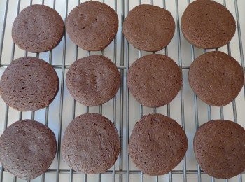 step2: 將烤箱預熱177度C(350度F)，烤盤鋪上烘培紙待命！將長條的麵糰用刀切成一片一片圓形餅乾大小，並排列在烤盤上。放烤箱烤10-12分鐘，直到餅乾些許膨脹並表面有些皺褶即可拿出，冷卻五分鐘後在移到鐵架上完全冷卻即大功告成！