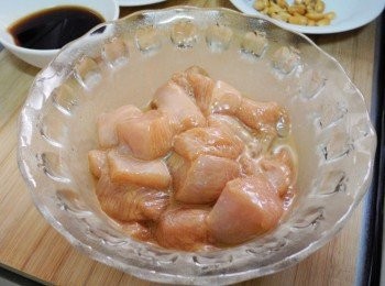 step2: 2.雞清胸肉洗淨擦乾水份ˊ切成一口大小ˊ
然後以<span class="group_2">雞肉醃料</span>醃漬入味備用