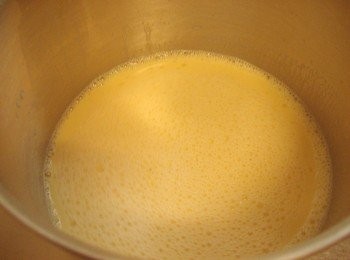 step4: 然後將稍為放涼的步驟3倒入步驟2中 (記得邊倒邊攪拌ˊ才不會變蛋花湯哦~)