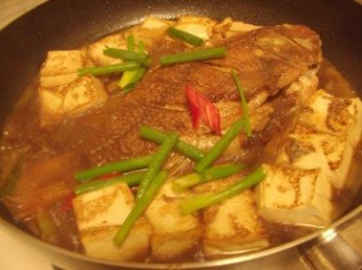 step5: 改用中小火讓湯汁跟魚慢慢悶燒融合入味， 最後湯汁收到所要程度時，再加入蔥綠稍做拌勻即可