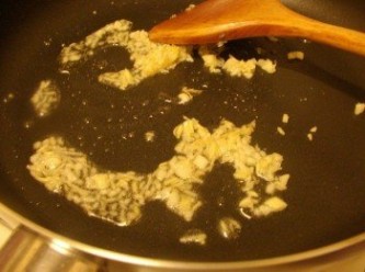 step2: 熱鍋後加入1大匙油ˊ爆香薑末蒜末
