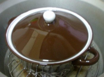 step3: 接著準備好電鍋ˊ內鍋放入米杯水1杯ˊ放上蒸架ˊ 並擺上完成的蛋液ˊ將蒸蛋容器蓋子蓋上ˊ也蓋上電鍋蓋ˊ開始蒸蛋 (記得鍋蓋邊緣擺根筷子留點小縫喔...)