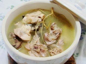 step6: 悶煮好的狗尾草雞湯ˊ只取雞肉和湯就完成囉~