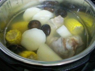step3: 完成的燉湯取出豬肚切成片狀再加入排骨湯塊及米酒增加風味