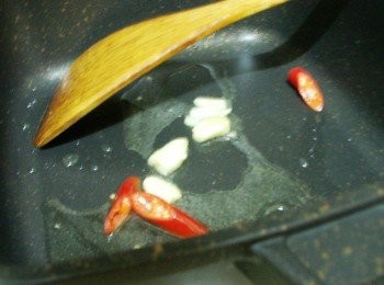 step2: 熱鍋後ˊ放入油1大匙ˊ先爆香蒜頭辣椒