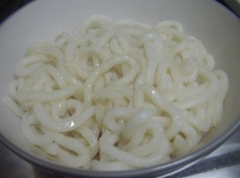 step5: 步驟5另外用湯鍋ˊ準備酌量的水煮滾ˊ滴幾滴油ˊ放入烏龍麵ˊ 烏龍麵浮起於水面即可撈起