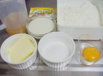 step2: 步驟2接著準備好其他所需材料ˊ用兩大匙蜂蜜柚子醬先和開水調勻ˊ 取柚子汁80cc備用(柚子絲可留做<span class="group_3">表面裝飾</span>)