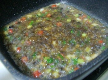 step3: 然後嗆入米酒1大匙並加入酌量的水和<span class="group_2">調味</span>煮滾ˊ並勾點薄欠