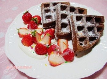 step6: 盛盤擺上ˊ灑上少許糖粉ˊ鮮奶油和煉奶依喜好量隨意拌勻舀入盤ˊ 擺上新鮮草莓ˊ再灑點彩色巧克力米就完成囉。