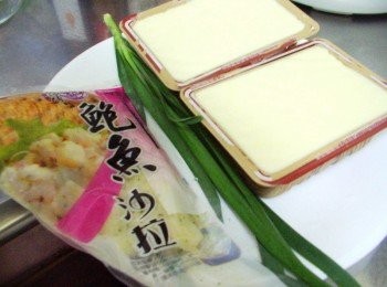 step1: 先準備好所需<span class="group_1">材料</span>ˊ雞蛋豆腐一盒切6片ˊ 只要依盒底自然紋路切片即可ˊ然後擦乾水份備用