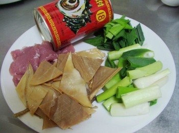 step1: 先準備好所需<span class="group_1">材料</span>ˊ乾魷魚事先泡水最少2~3小時ˊ 然後在內面劃刀ˊ切成需要大小ˊ腰內肉切片ˊ蒜苗切段