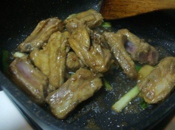 step4: 接著加入豬小排拌炒至表面焦香