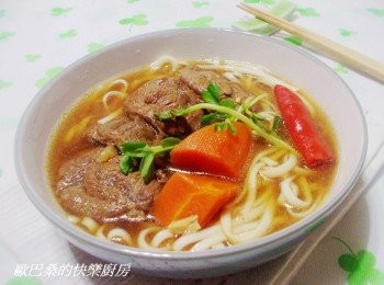 step7: 取步驟5的紅燒牛肉和湯汁搭配上ˊ(湯汁可依需求稀釋或維持不變)再點綴上少許豆苗ˊ 就完成好吃紅燒牛肉麵囉。