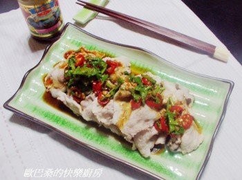 step5: 香辣酸甜的多層次醬汁ˊ讓簡單汆燙豬肉片變得好吃ˊ 而且料理輕鬆又快速ˊ除了豬肉片ˊ海鮮...等都能運用喔。 非常適合夏天品嚐的簡便料理ˊ 試試看囉。