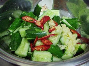 step5: 最後加入蒜末ˊ辣椒ˊ果醋ˊ再次拌勻ˊ盛盤前再灑上酌量烏龍茶籽油即可