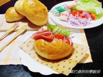 step8: 非常適合夏季的輕食料理ˊ麵包柔軟也帶點Q勁ˊ 如果烤箱夠大多做些ˊ隨時想吃超方便喔。 試試看吧~^^