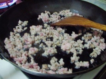 step2: 步驟1進行同時另準備一鍋ˊ加入少許油ˊ將豬絞肉炒鬆散