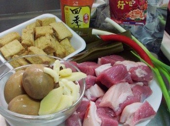 step1: 先準備好所需<span class="group_1">材料</span>ˊ五花肉洗淨擦乾水份切塊狀ˊ薑切片ˊ蒜頭ˊ蔥略拍ˊ 滷蛋處理:水中放少許鹽ˊ將蛋放入冷水裡中火煮沸ˊ 煮時不停以筷子翻滾蛋ˊ 這樣蛋黃會置中ˊ較為漂亮ˊ 約6分鐘時間ˊ 然後撈起泡冷水ˊ冷卻後即可撥殼ˊ先將撥好蛋殼的雞蛋浸泡於<span class="group_2">調味</span>的醬油裡ˊ 這樣可讓上色效果更好ˊ因前一天做肉燥已經略滾過所以已經略有上色。