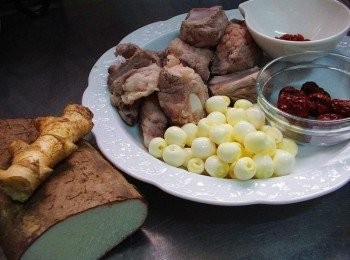 step1: 先準備好所需<span class="group_1">材料</span>...如照片圖。 排骨先汆燙處理ˊ再以冷水沖洗乾淨ˊ 山藥可於入鍋時再去皮ˊ必免氧化ˊ薑去皮切片備用
