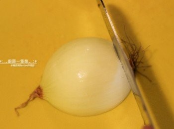 step1: 洋蔥去皮，從與蒂頭平行的方向下刀切成粗絲;蘑菇洗淨切片、紅蘿蔔削皮切絲;豆腐切大塊，備用。