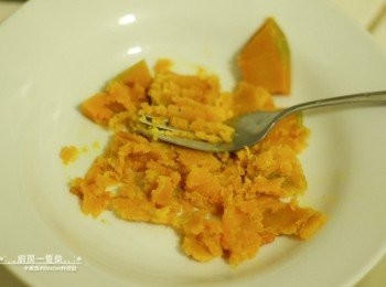 step6: 【黃色糯米糰】南瓜去籽去皮，取50g切片入電鍋用外鍋一杯水蒸熟。