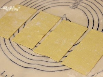 step4: 正方形酥皮先從中間切半，成為兩個長方形。