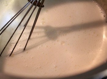 step1: 將所有材料放到鍋中攪拌均勻之後, "才開火"煮到糖完全溶化且牛奶微溫= 鍋邊開始冒小泡泡. 要邊煮邊攪拌喔! 才不會牛奶燒焦在鍋底