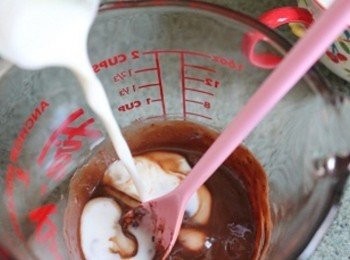 step2: 在融化巧克力中加入牛奶與即溶咖啡粉