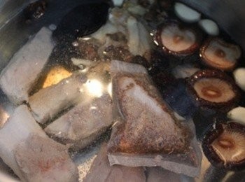 step2: 依照肉骨茶滷包上的指示, 將排骨/蒜頭/高湯塊/滷包放入鍋中煮50分鐘