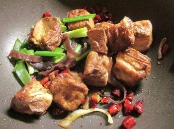 step5: 作法4.加入油豆腐.青蔥段.木耳絲稍拌,再淋上<span class="group_2">醬汁</span>續炒,最後加入約一大匙的太白粉水勾薄芡,讓<span class="group_2">醬汁</span>依附在豆腐上