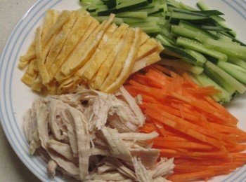 step4: 準備配料,如:小黃瓜絲.胡蘿蔔絲,蛋皮絲.雞肉絲.火腿絲...等等. 將油麵淋上作法3.<span class="group_2">醬料</span>,再放上喜愛的配料即是一盤濃.醇.香的涼麵囉!