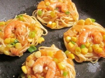 step5: 平底鍋放油,將適量的作法4.鋪在鍋子上,再放上一隻蝦淋一些蛋液煎到定型