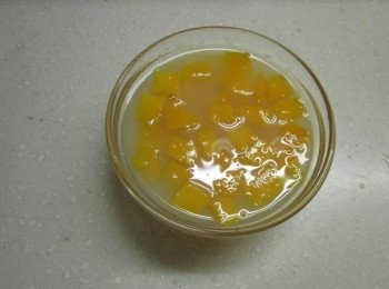 step5: 將作法4.倒入容器加入芒果丁,放進冰箱約2小時凝固成凍即可享用