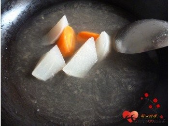 step6: 取少許肉湯與蘿蔔<span class="group_3">調味</span>